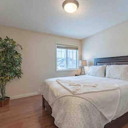 2500 Sq House In Springbank Hill Bl 261818 Vila YYC Exterior foto