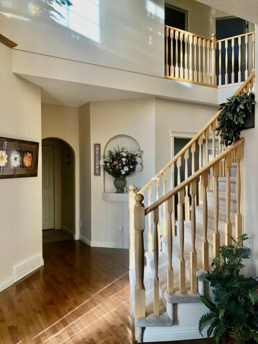 2500 Sq House In Springbank Hill Bl 261818 Vila YYC Exterior foto
