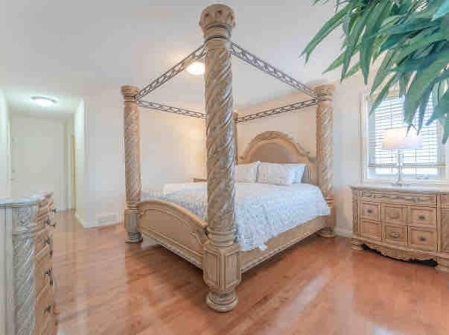 2500 Sq House In Springbank Hill Bl 261818 Vila YYC Exterior foto