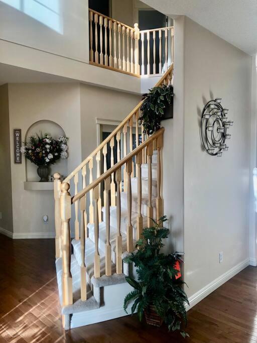 2500 Sq House In Springbank Hill Bl 261818 Vila YYC Exterior foto