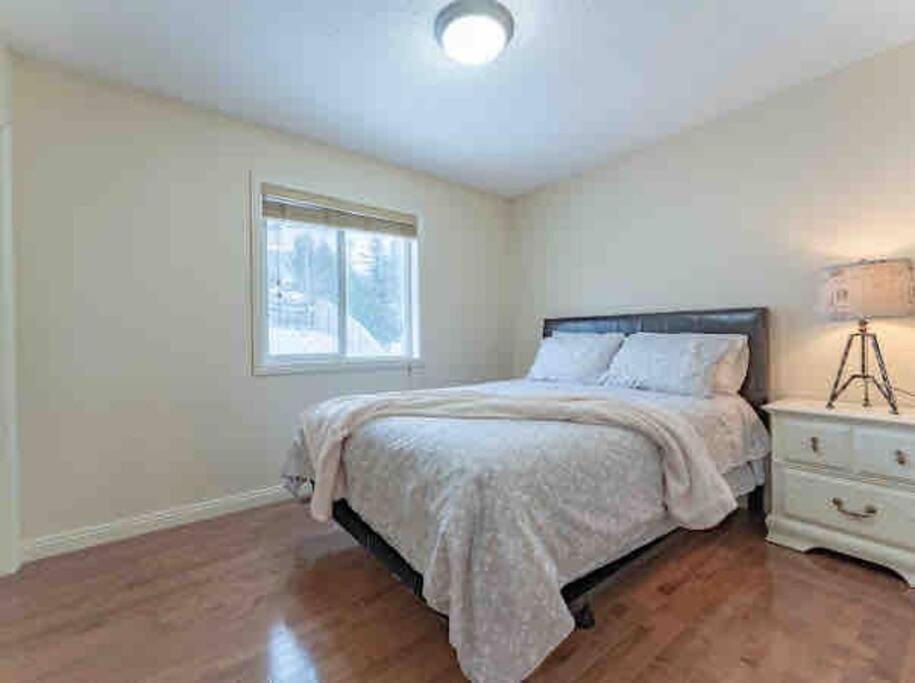 2500 Sq House In Springbank Hill Bl 261818 Vila YYC Exterior foto