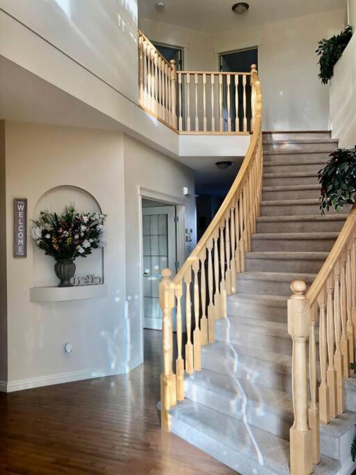 2500 Sq House In Springbank Hill Bl 261818 Vila YYC Exterior foto