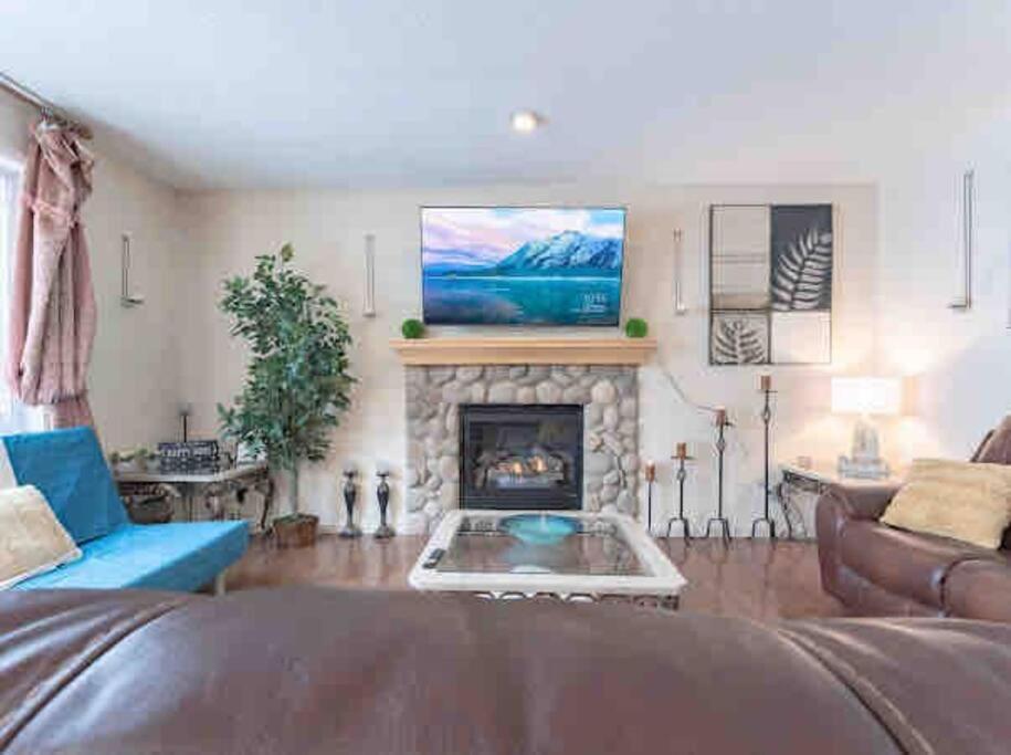 2500 Sq House In Springbank Hill Bl 261818 Vila YYC Exterior foto