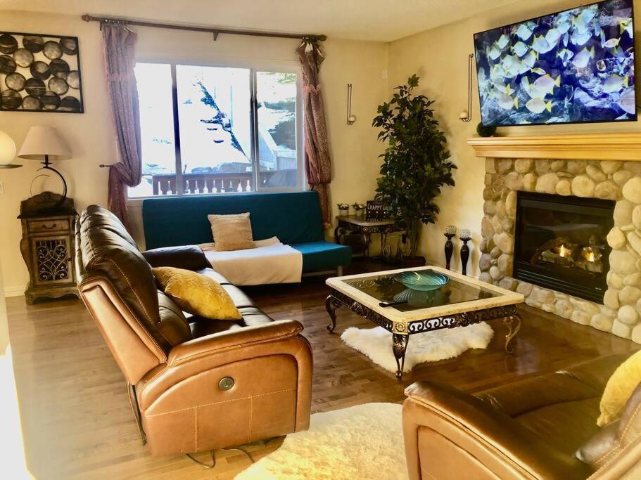 2500 Sq House In Springbank Hill Bl 261818 Vila YYC Exterior foto