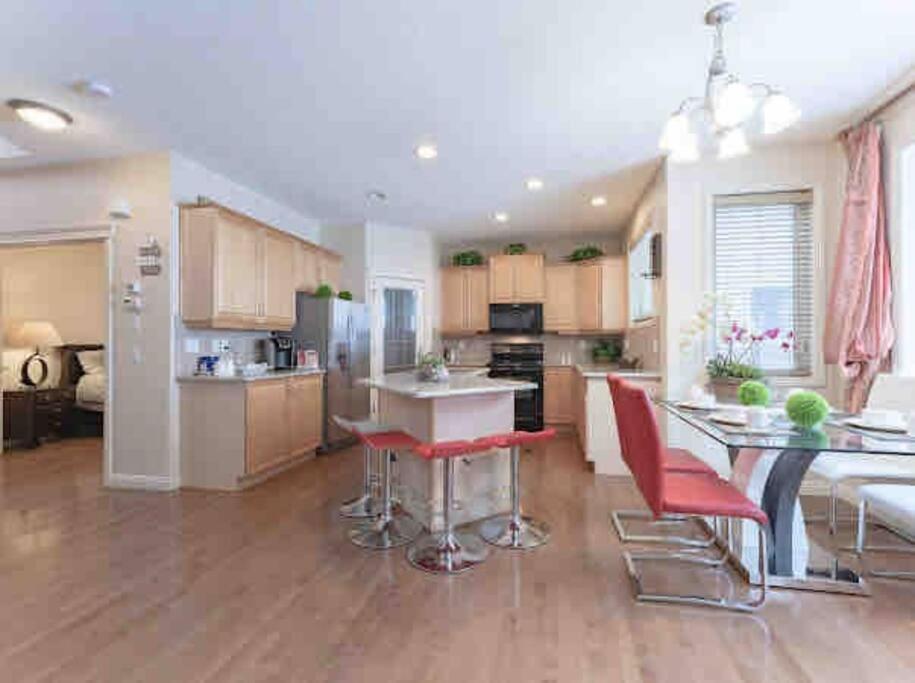 2500 Sq House In Springbank Hill Bl 261818 Vila YYC Exterior foto