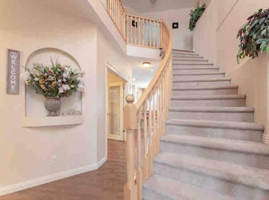 2500 Sq House In Springbank Hill Bl 261818 Vila YYC Exterior foto