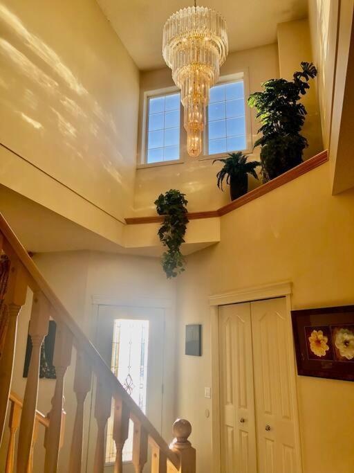 2500 Sq House In Springbank Hill Bl 261818 Vila YYC Exterior foto