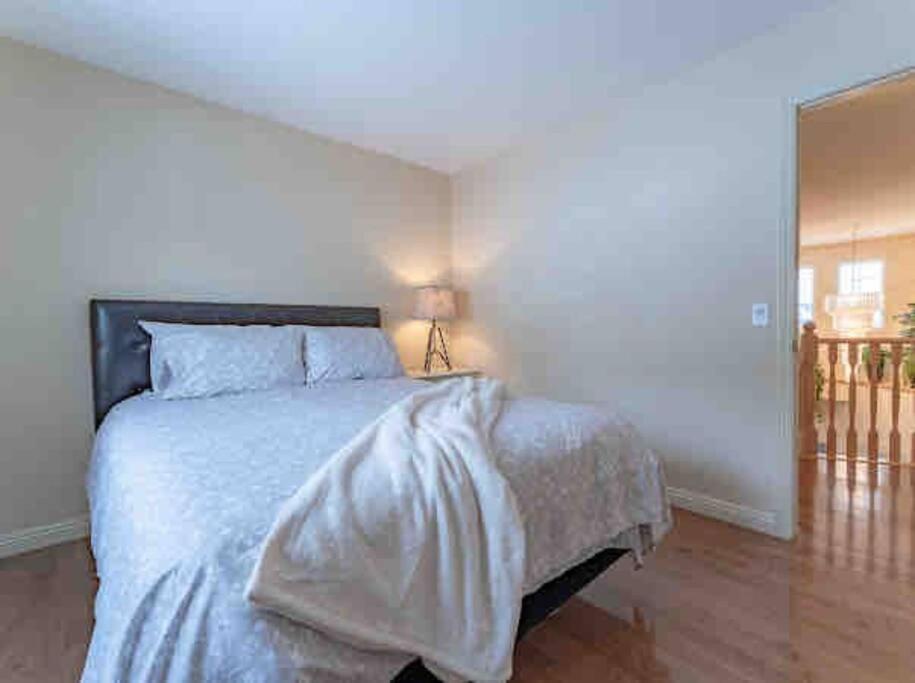 2500 Sq House In Springbank Hill Bl 261818 Vila YYC Exterior foto