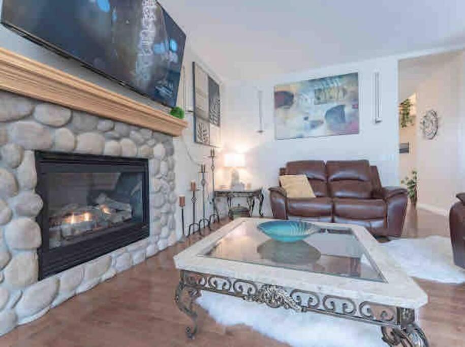 2500 Sq House In Springbank Hill Bl 261818 Vila YYC Exterior foto