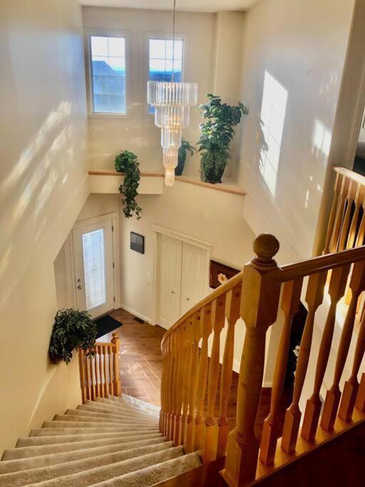 2500 Sq House In Springbank Hill Bl 261818 Vila YYC Exterior foto