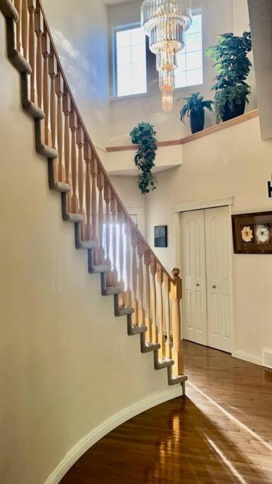 2500 Sq House In Springbank Hill Bl 261818 Vila YYC Exterior foto