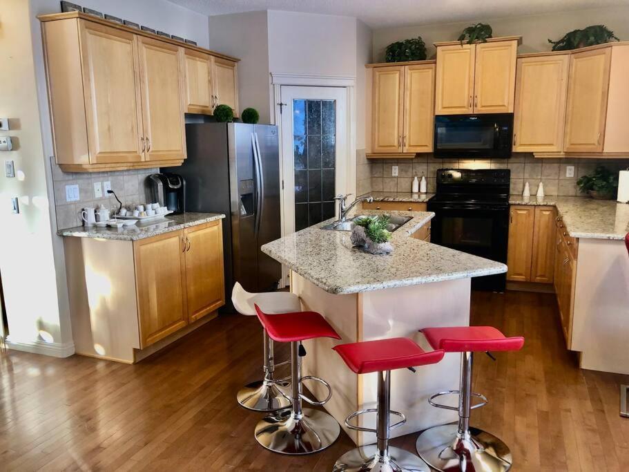 2500 Sq House In Springbank Hill Bl 261818 Vila YYC Exterior foto