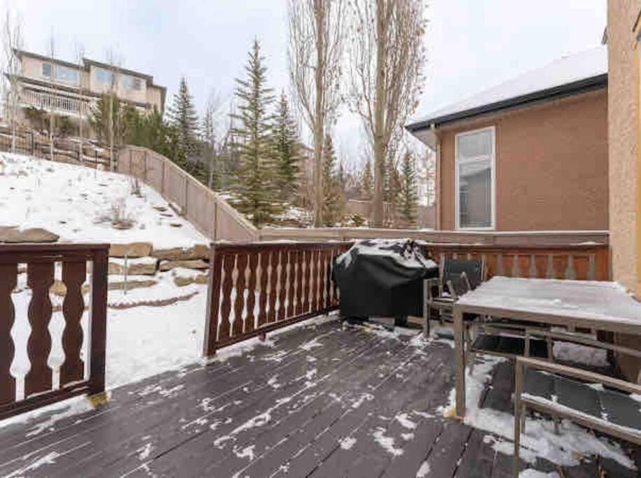 2500 Sq House In Springbank Hill Bl 261818 Vila YYC Exterior foto