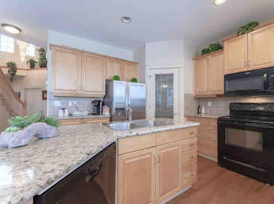 2500 Sq House In Springbank Hill Bl 261818 Vila YYC Exterior foto