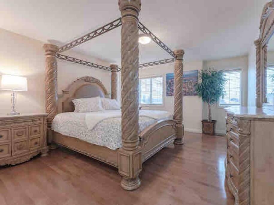 2500 Sq House In Springbank Hill Bl 261818 Vila YYC Exterior foto