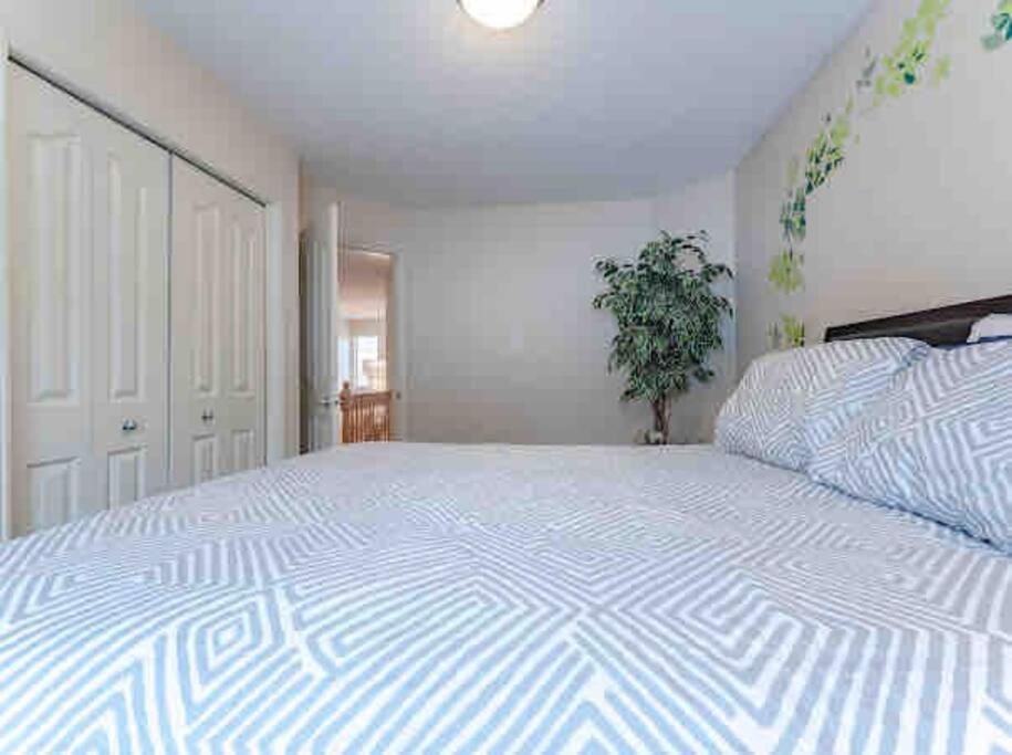 2500 Sq House In Springbank Hill Bl 261818 Vila YYC Exterior foto