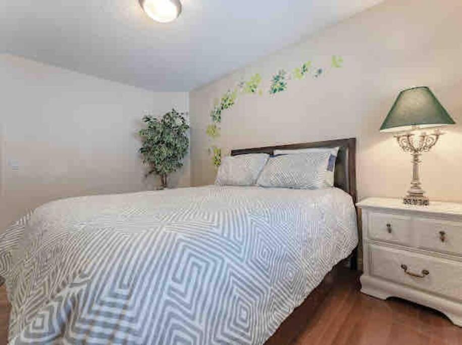 2500 Sq House In Springbank Hill Bl 261818 Vila YYC Exterior foto