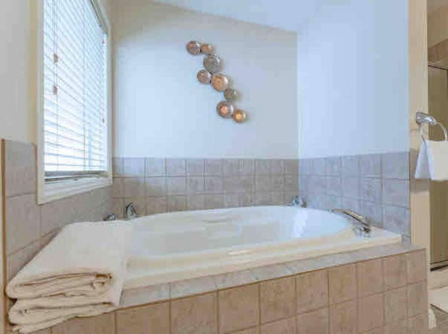 2500 Sq House In Springbank Hill Bl 261818 Vila YYC Exterior foto