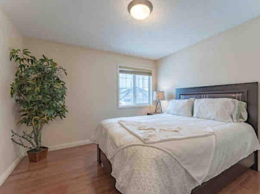 2500 Sq House In Springbank Hill Bl 261818 Vila YYC Exterior foto