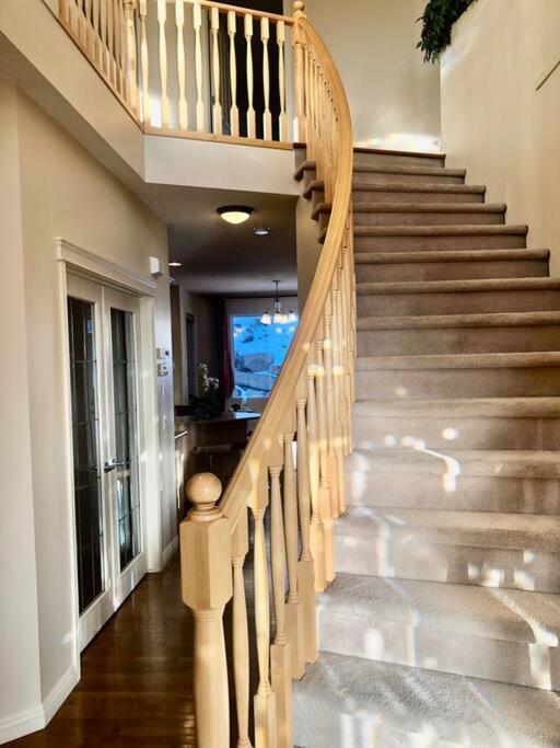 2500 Sq House In Springbank Hill Bl 261818 Vila YYC Exterior foto